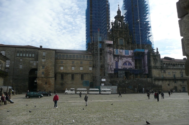 Facade principale de la cathédrale en travaux