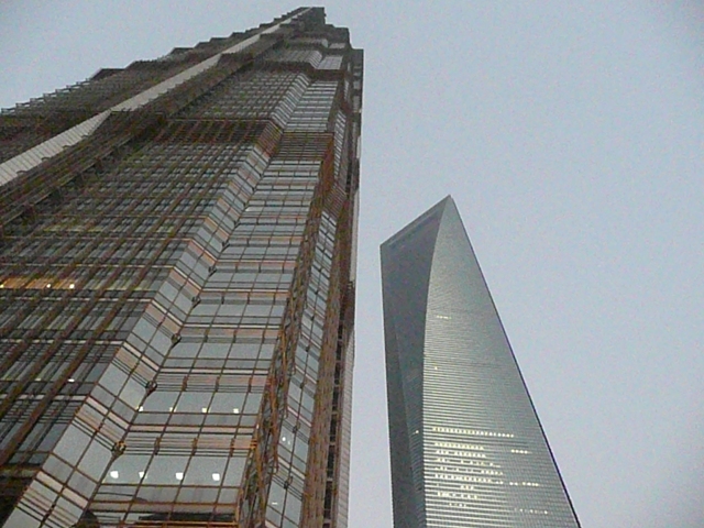 La tour Jinmao 421m et sa voisine La tour du Centre mondial des Finances 492m...